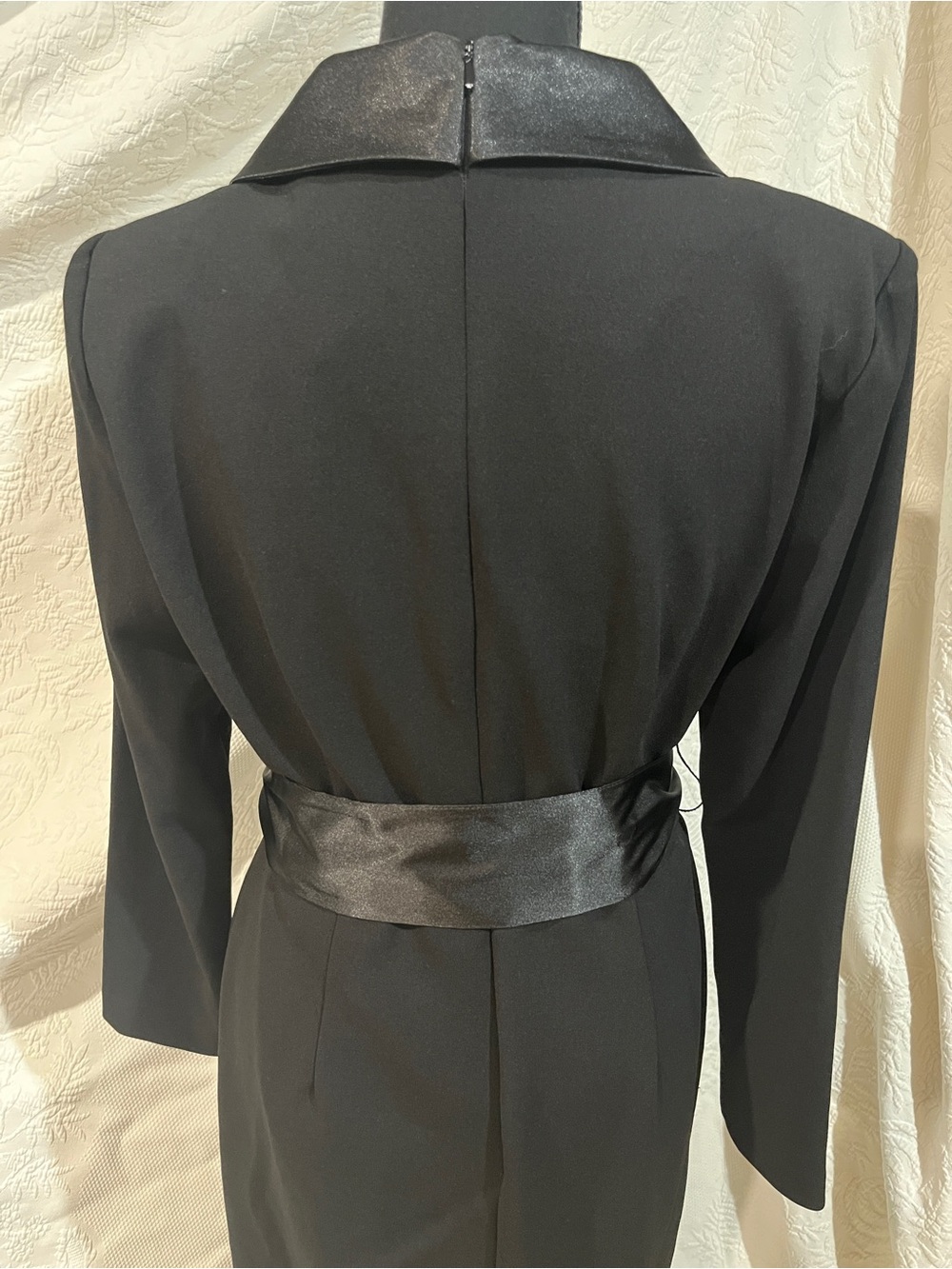 Eliza J Long Sleeve Tuxedo Gown, size 10, new with tags - Picture 8 of 15